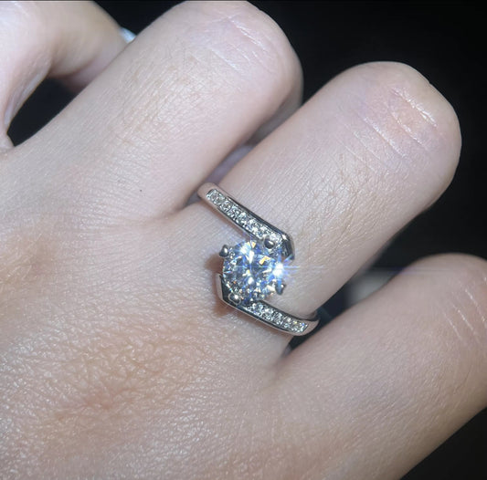 Lunar Atelier “Eterna” Twist Moissanite Promise Ring